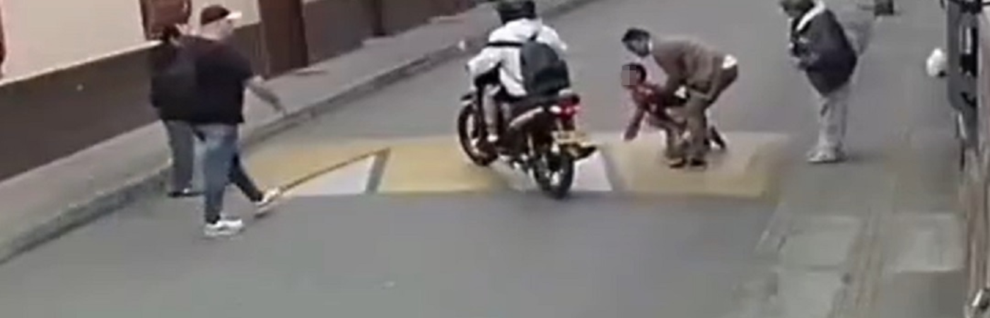 Menor fue atropellado por un motociclista en Guarne. El de la moto se escapó. /FOTO: CAPTURA DE VIDEO REDES SOCIALES