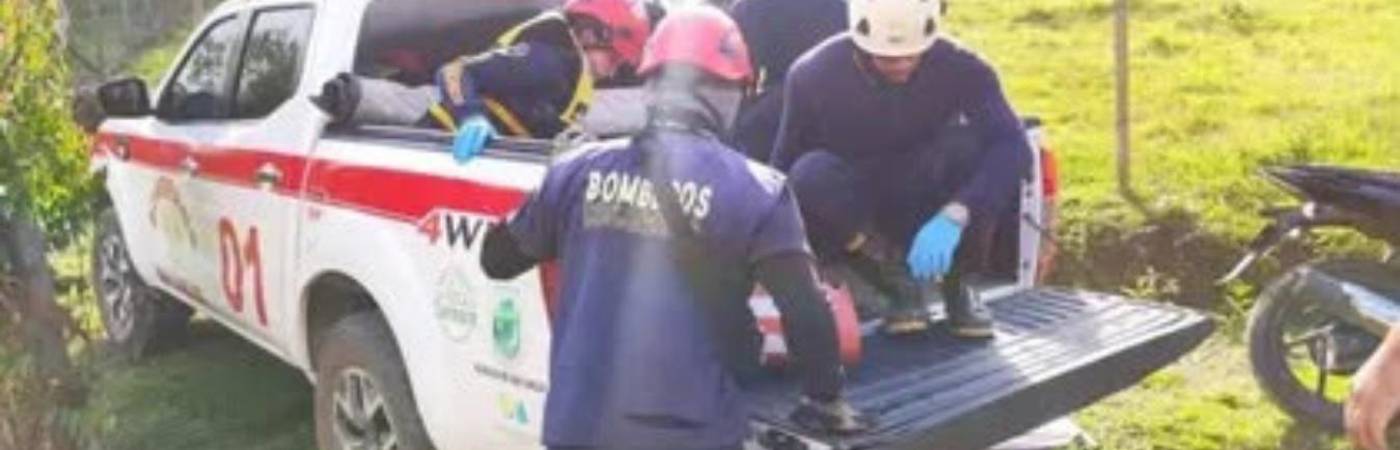 Atención del Cuerpo de Bomberos San Carlos tras la muerte de Milton García en Balneario El Chispero de San Carlos. FOTO: CORTESÍA ALCALDÍA DE SAN CARLOS
