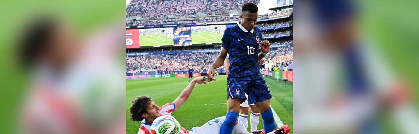 Cruce entre Matías Galarza (Izq.) y Kylian Mbappé (Der.) por los octavos de final. FOTO: TOMADA DE X @BRFOOTBALL