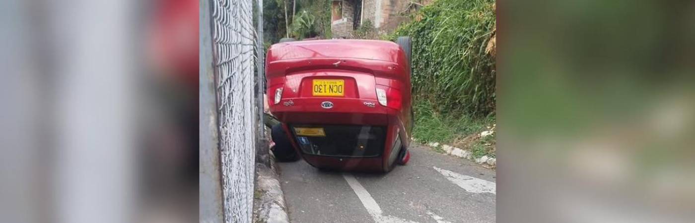 Al parecer, la conductora perdió el control del vehículo cuando intentó esquivar a varias personas que cruzaban la calle. FOTO: CORTESÍA
