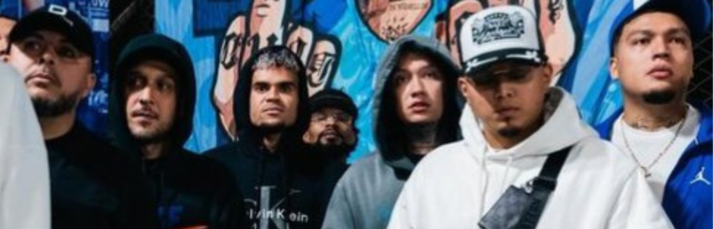 El futbolista del Liverpool, Luis Díaz (centro); el artista, Blessd (de gris), y el empresario Dímelo Jara (de gorra), compartieron en Barrio Antioquia, junto a otros conocidos. /FOTO: TOMADA DE LA CUENTA DE X @Juandavid31010·