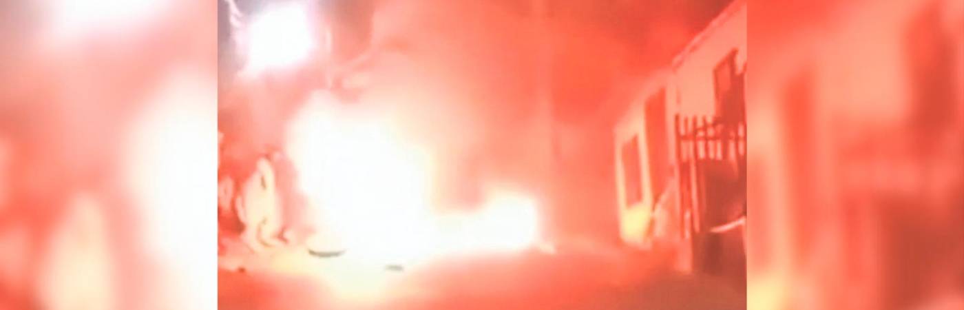 El vehículo oficial quedó en pérdida total porque las llamas no lograron ser sofocadas a tiempo. /FOTO: CAPTURA DE VIDEO