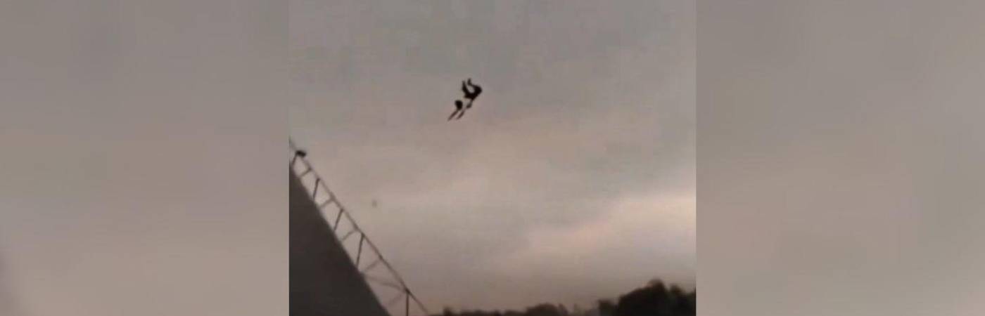 Un hombre salió despedido por los aires cuando un techo se desprendió. “Estuve al menos a 12 metros de altura”, contó después. FOTO: CAPTURA DE VIDEO X @ALERTAMUNDONEWS