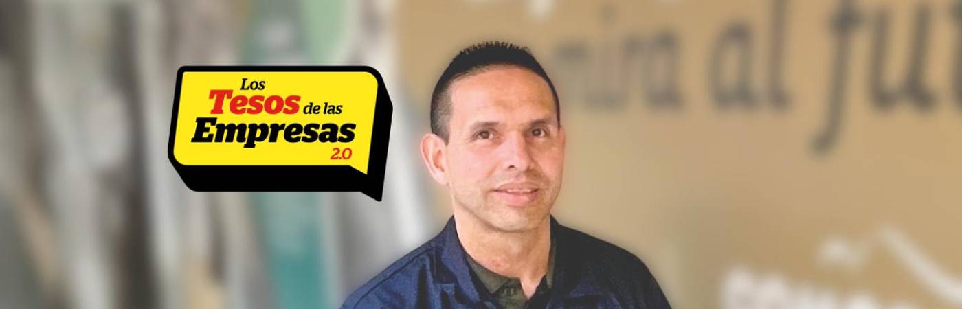 Carlos Alberto Quintero Sampedro posa con orgullo al frente de uno de los murales más representativos de esta compañía. FOTOS: JAIDER ESCOBAR