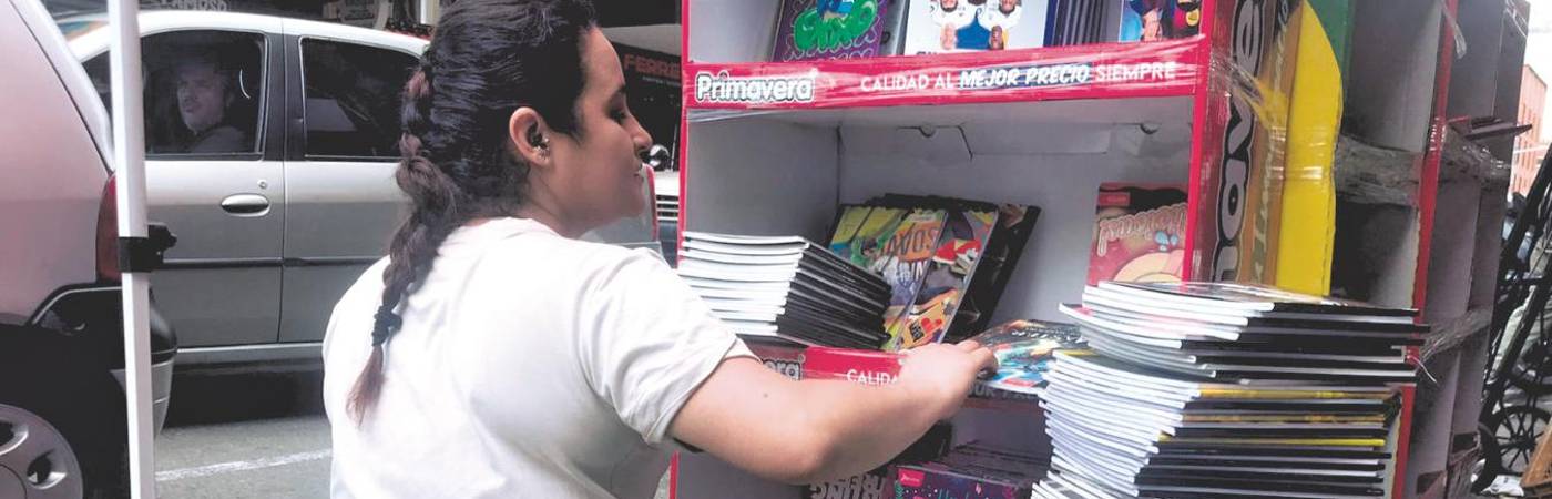 En El Hueco ya comenzaron a organizar los mostradores con los cuadernos para la temporada escolar que empieza. FOTO: LAURA ROSA JIMÉNEZ
