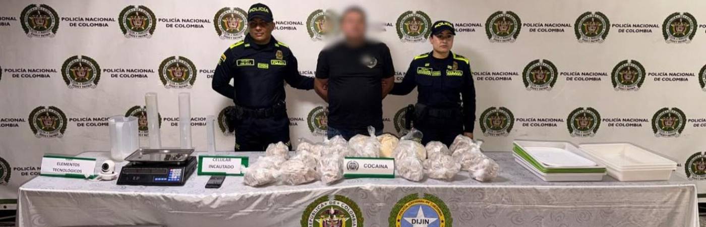 En el lugar también incautaron un celular, y elementos utilizados para pesar y dosificar las sustancias estupefacientes. FOTO: CORTESÍA POLICÍA METROPOLITANA 