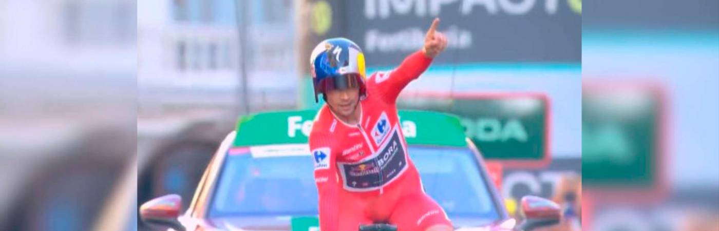 Roglic celebrando su triunfo. /FOTO: X @lavuelta