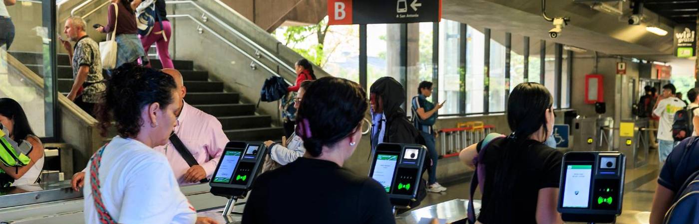 Usuarios del Metro de Medellín. FOTO: CAMILO SUÁREZ