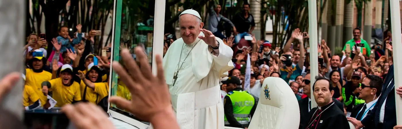 El papa Francisco durante un recorrido en papamóvil por el centro de Medellín. /FOTO: JAIME PÉREZ MUNÉVAR