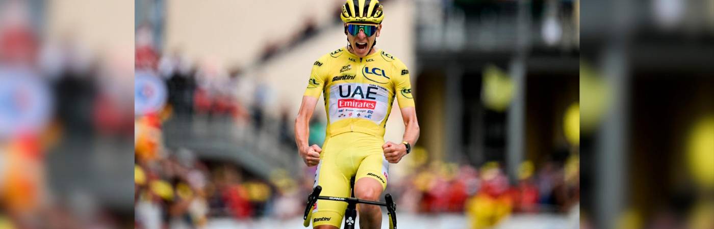 Tadej Pogacar al llegar a la meta en la etapa 14. X @letour_es