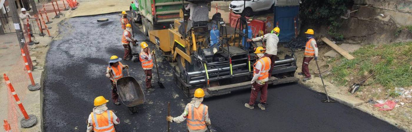 Para arreglar el daño fue necesario hacer una excavación de tres metros de profundidad. FOTO: ALCALDÍA DE MEDELLÍN