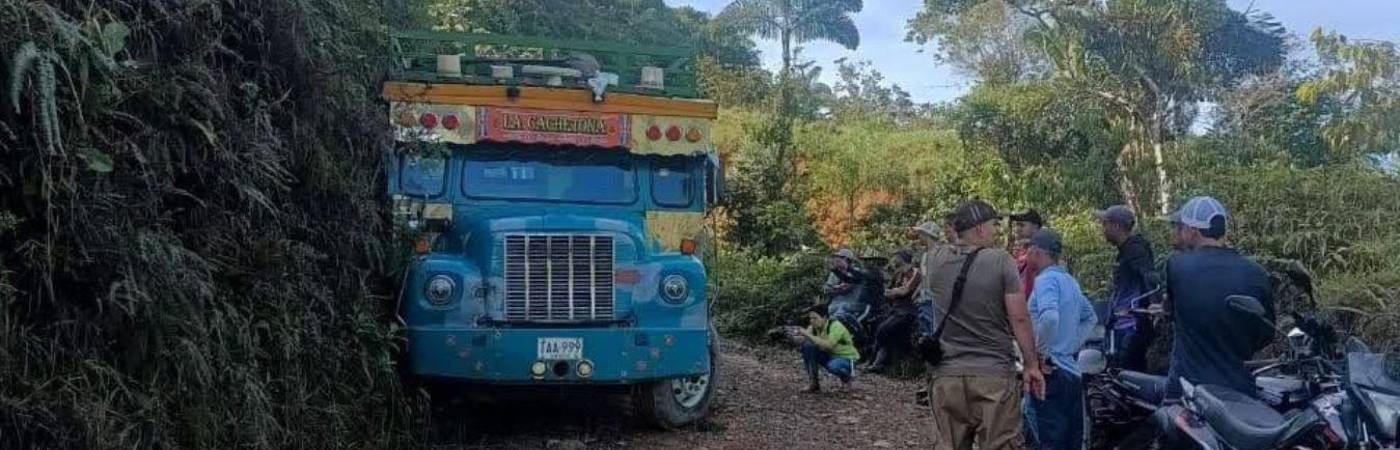 Algunos pasajeros saltaron del vehículo en movimiento. FOTO: FACEBOOK NOTICIAS DEL NORTE - SAN PEDRO DE LOS MILAGROS