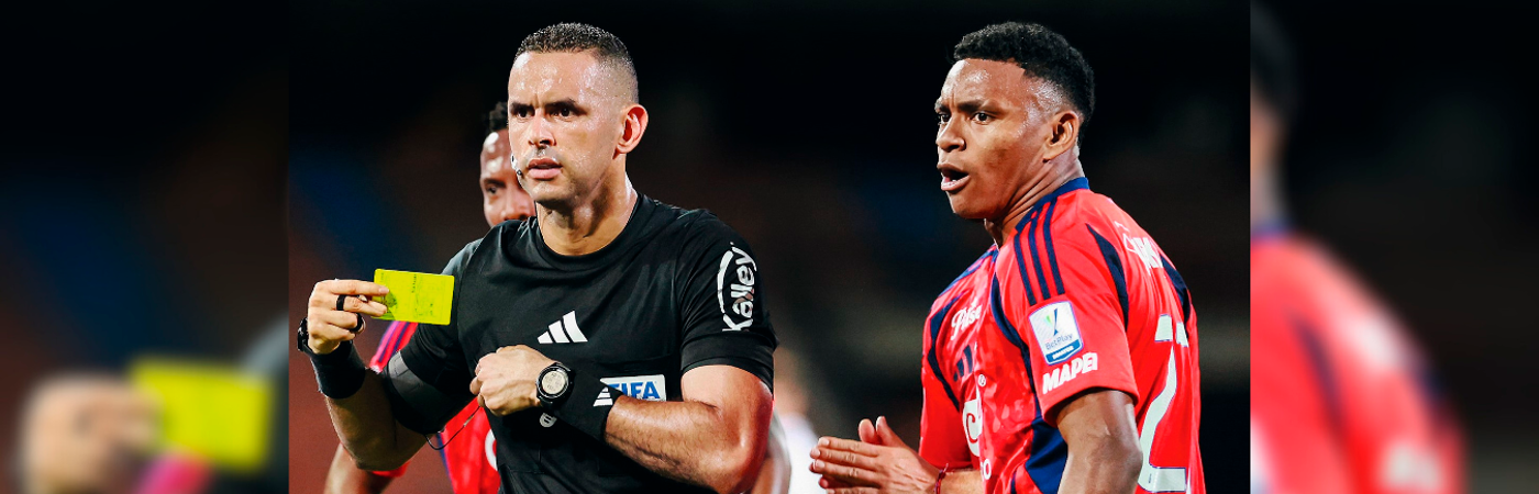 Carlos Ortega enseñó 7 amarillas y 4 rojas en el partido entre Medellín y Envigado. /FOTO: MANUEL SALDARRIAGA