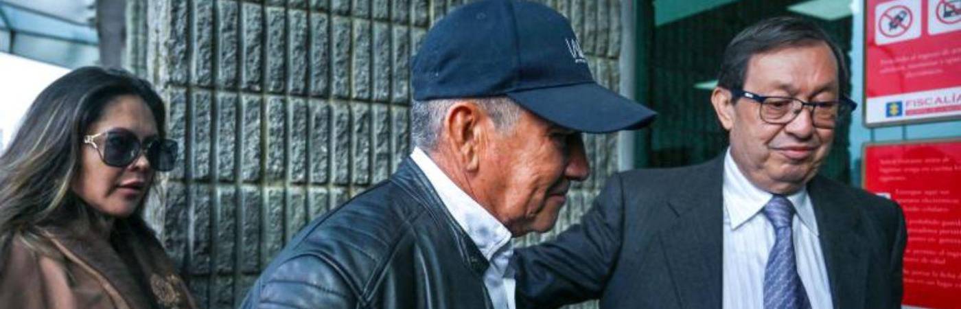 Su abogado defensor (der.) renunció, lo cual requirió reprogramar la indagatoria. FOTO: AFP