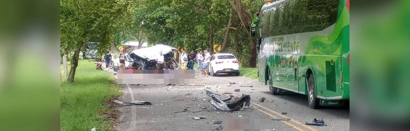 Un choque entre minivan y furgón dejío. FOTO: CORTESÍA