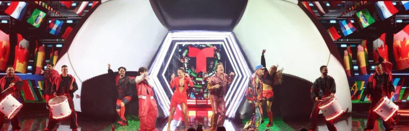 Presentación en vivo de la canción ‘Somos más’ en la gala de los Billboard 2025, con Carlos Vives como protagonista. /FOTO: X@TELEMUNDOCHI