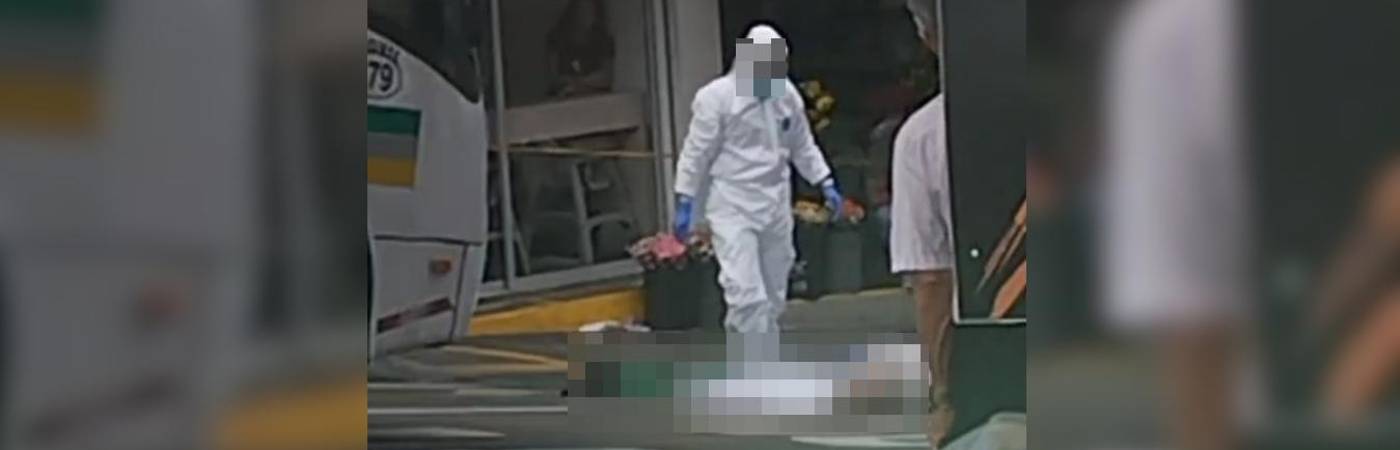 Levantamiento del cuerpo del adulto mayor en Bello. FOTO: CORTESÍA DENUNCIAS ANTIOQUIA