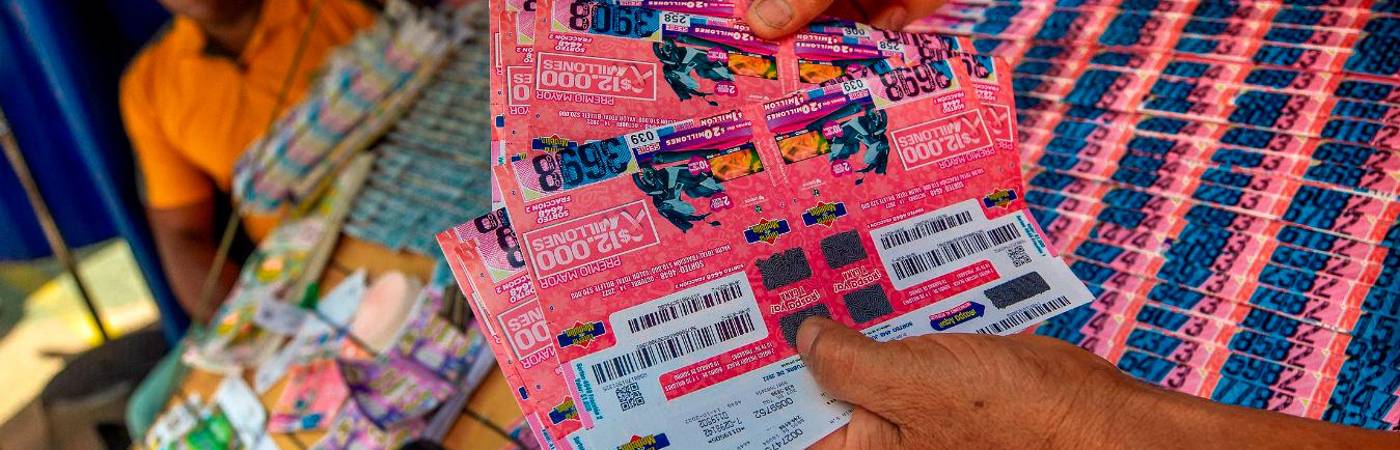Venta de loterías en Medellín. FOTO: CAMILO SUÁREZ