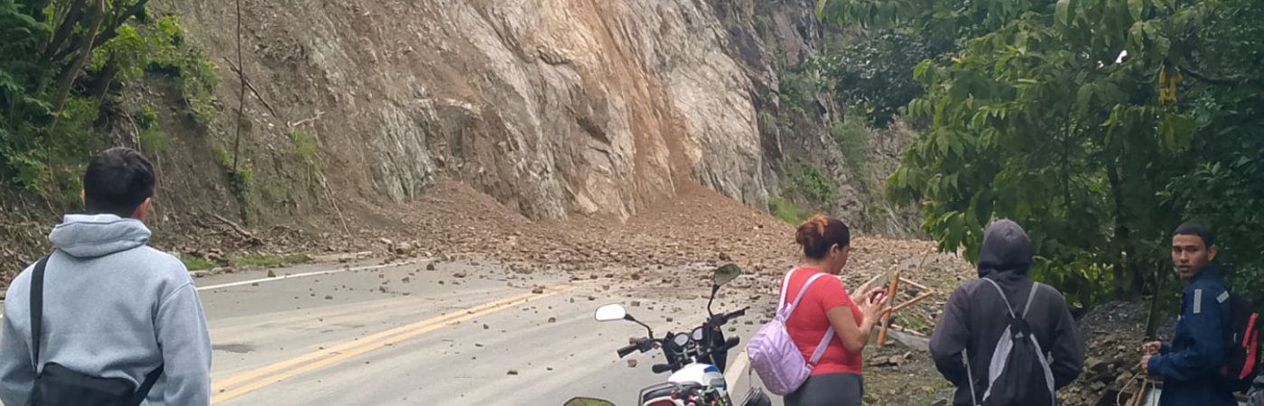 Varias personas se vieron perjudicadas con la situación y esperan la reapertura de la vía. / FOTO: CORTESÍA: DENUNCIAS ANTIOQUIA