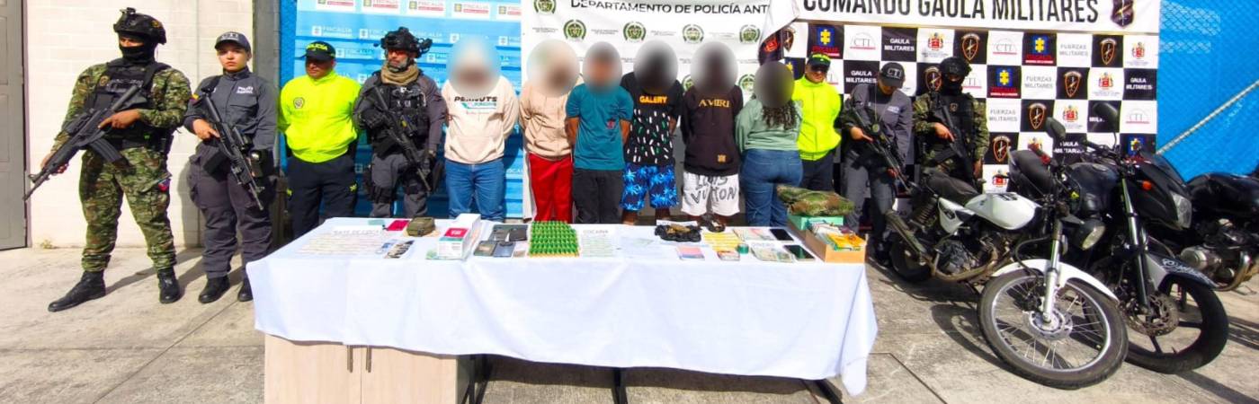 Las capturas se hicieron tras seis diligencias de allanamiento y registro en San Rafael, Guatapé y Medellín. En los lugares encontraron teléfonos, dinero en efectivo y drogas. FOTO: POLICÍA ANTIOQUIA