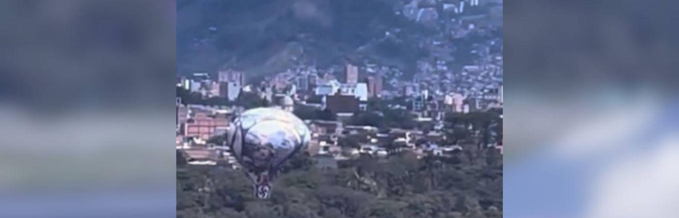 Este es el globo que cayó a la pista del Olaya Herrera el pasado 22 de marzo y que puso en riesgo la operación aérea. FOTO: CAPTURA DE VIDEO X @AEROPUERTOEOH