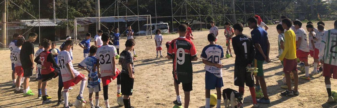 La cancha de San Javier El Salado es el lugar de entrenamientos. Actualmente, Willington Cano, tiene alrededor de 250 niños, niñas, jóvenes y adolescentes entrenando con el club. FOTO: Club Semillas de Vida y Paz.