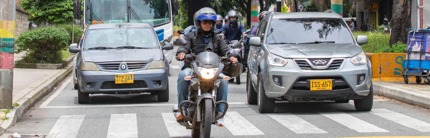Movilizarse por vías alternas es una alternativa para evitar del tacos, que a pesar del pico y placa, son pan de cada día. /FOTO: 