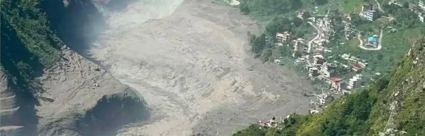 Destrucción ocasionada por la avalancha en Nepal. FOTO: TOMADA DE X @PEEPERLAB