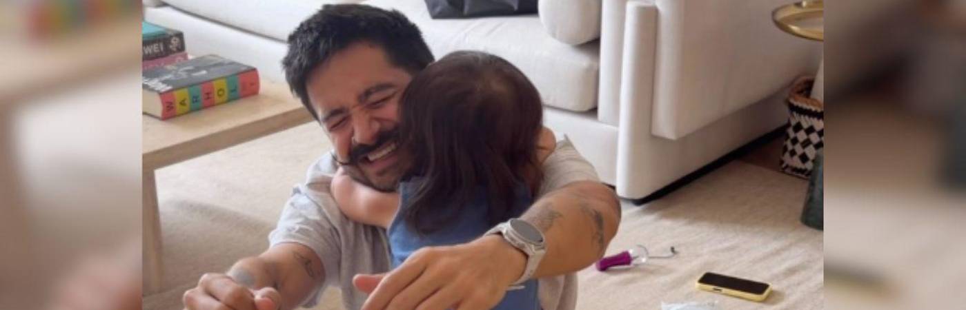 Camilo abrazando a su hija menor, Amaranto. FOTO: INSTAGRAM @CAMILO