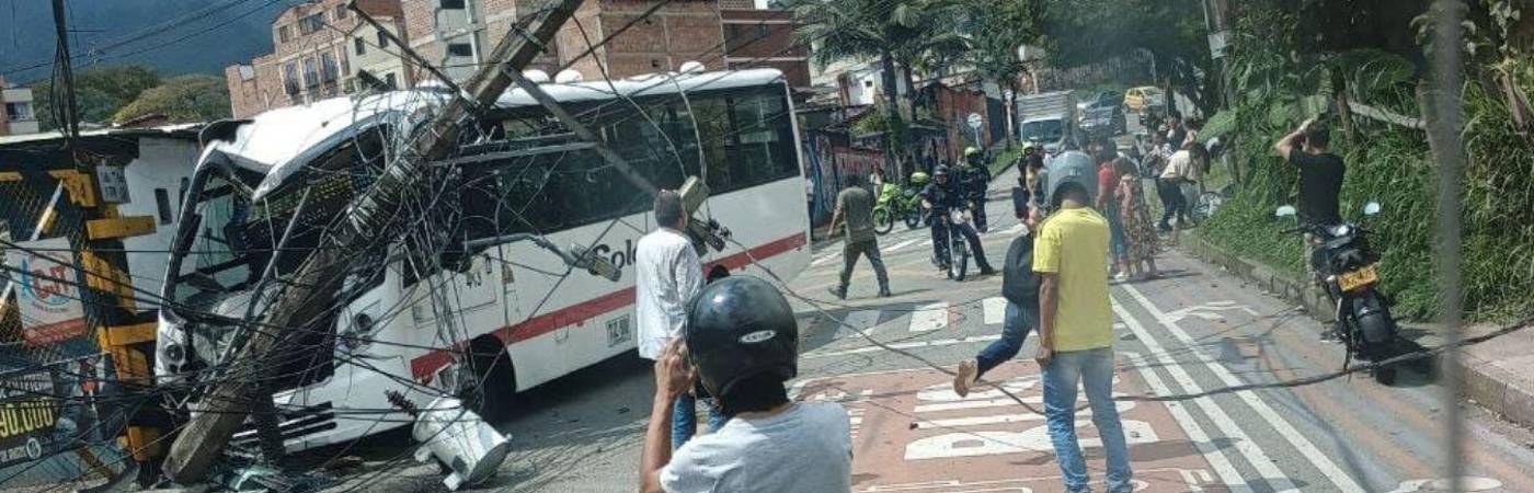 Tras el choque, cuadrillas de EPM hicieron presencia en el lugar. /FOTO: DENUNCIAS ANTIOQUIA