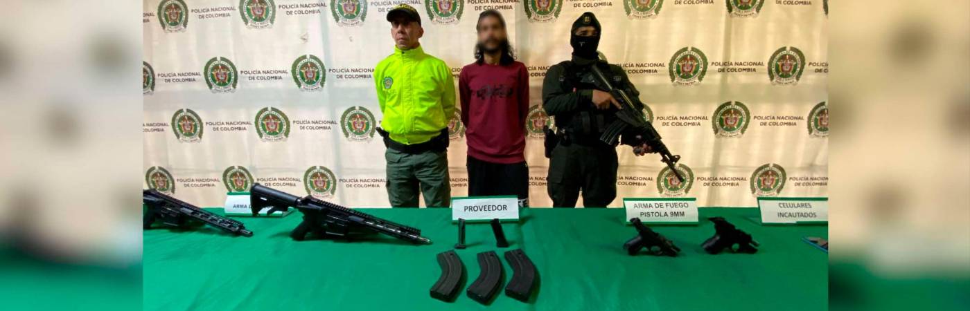 El capturado y las armas incautadas en el barrio Kennedy. /FOTO: POLICÍA NACIONAL