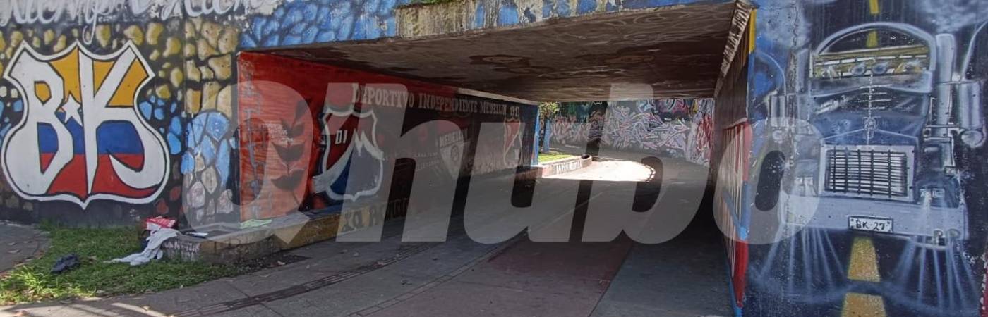 En este lugar, ubicado debajo del puente de la Madre Laura, fue asesinado el habitante de calle. FOTO: CRISTIAN VÁSQUEZ