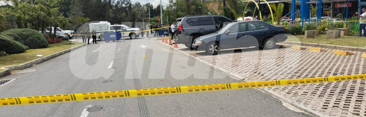 El hombre se iba a subir a la camioneta negra que estaba parqueada en el lugar. FOTO: GUILLERMO OSPINA