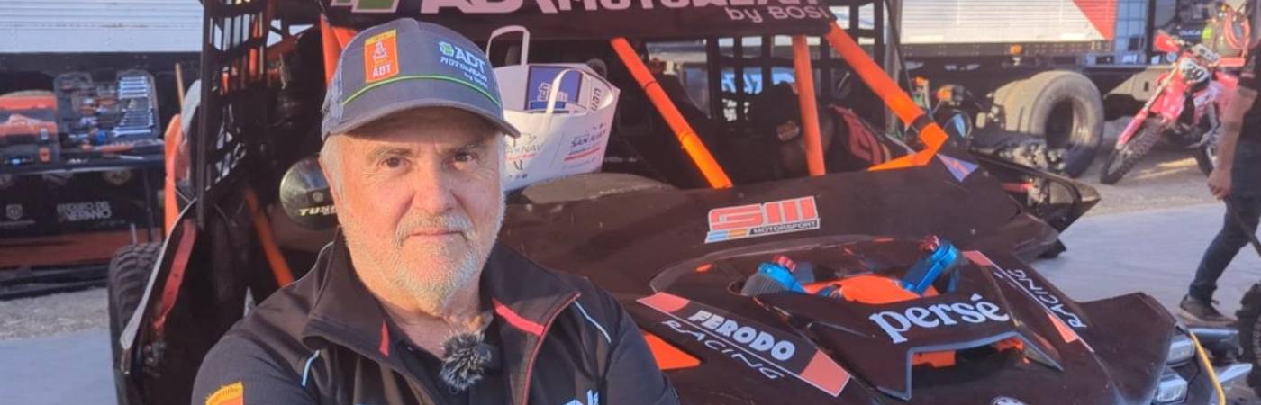 Javier Vélez, el más veterano del equipo, sigue disfrutando de su pasión y corre el Rally sin importar su edad. FOTOs: X @SomosDakar