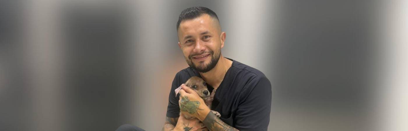 Jherson Hernández posa junta a Cartagena, uno de sus últimos rescatados. FOTO: YESSICA PÉREZ