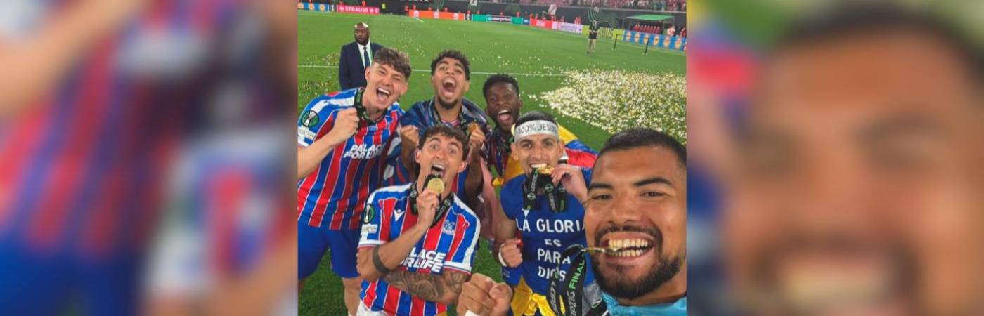 Daniel Muñoz (abajo) y Jefferson Lerma (arriba) celebrando la victoria de la Conference League. FOTO: INSTAGRAM @DANIEL.CHITIVA