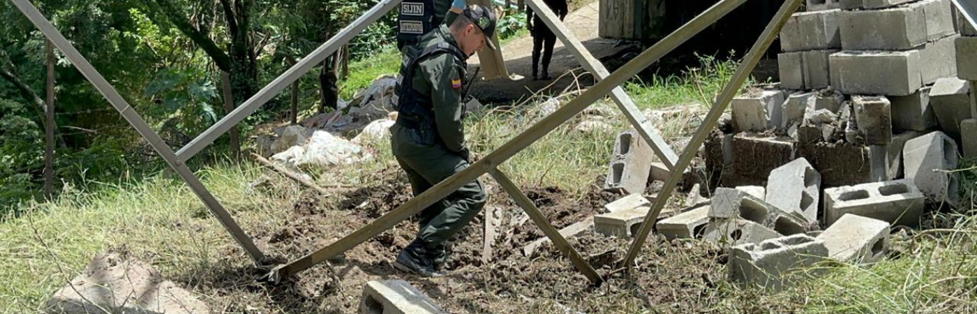 Hubo daños menores en la base de la torre de energía. / FOTO: CORTESÍA 