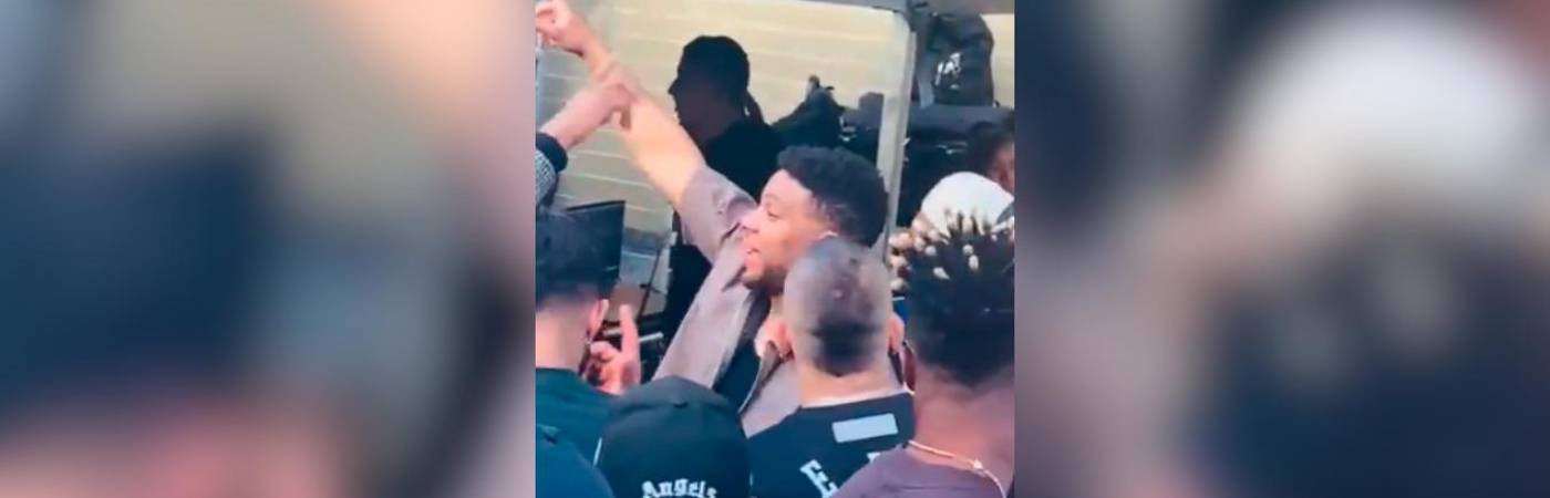 Frank Fabra cantando el ‘Pregón Verde’. FOTO: REDES SOCIALES