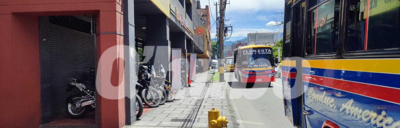 En esta acera del barrio Suramericana fue hallado el cadáver del joven. / FOTO: ANDRÉS GARCÍA