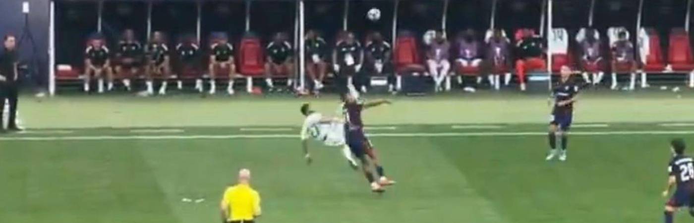 Una chilena dejó inconsciente a un rival en la Afc Champions League. FOTO: VIDEO DE @RABANALSAFENA