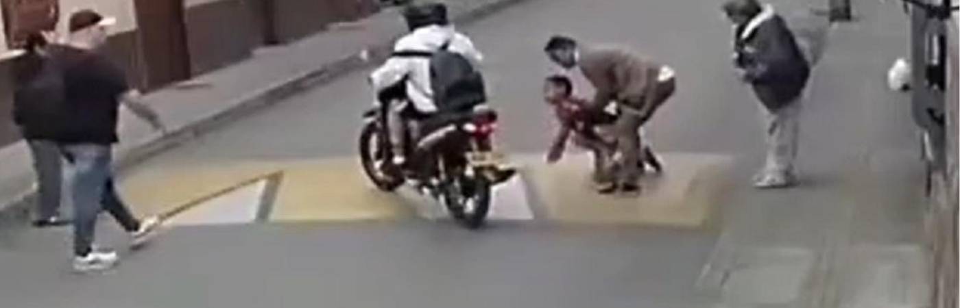 Cámara de seguridad captó el momento del atropello al menor de 7 años. /FOTO: CAPTURA DE VIDEO REDES SOCIALES