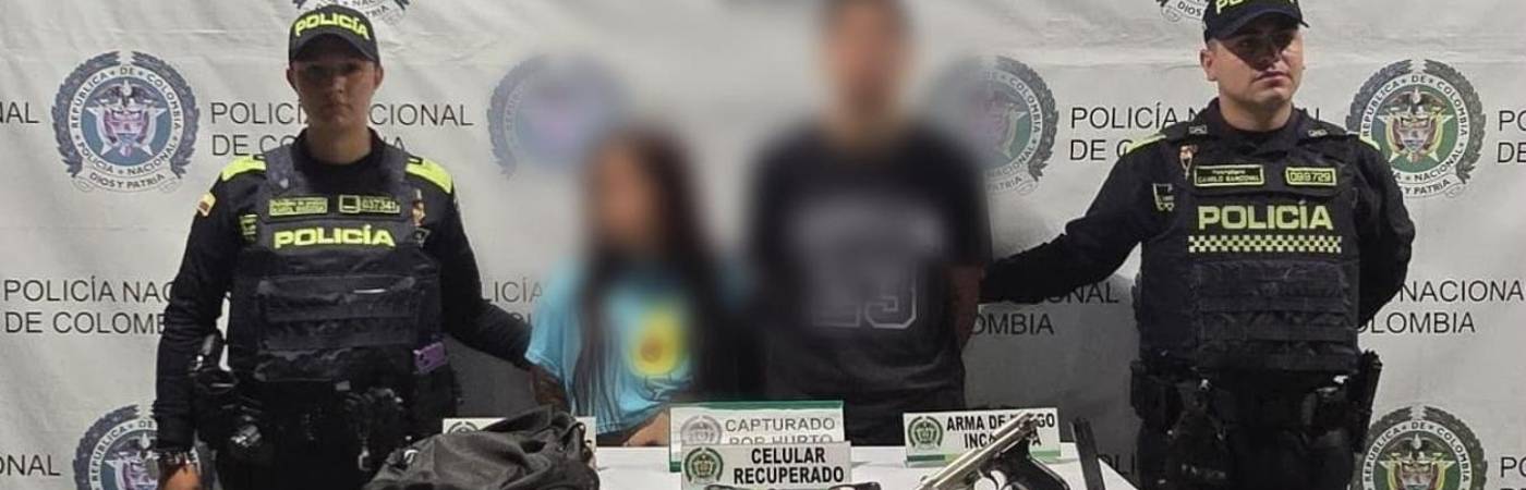 Las dos personas capturadas por los uniformados de la Policía. FOTO: POLICÍA METROPOLITANA