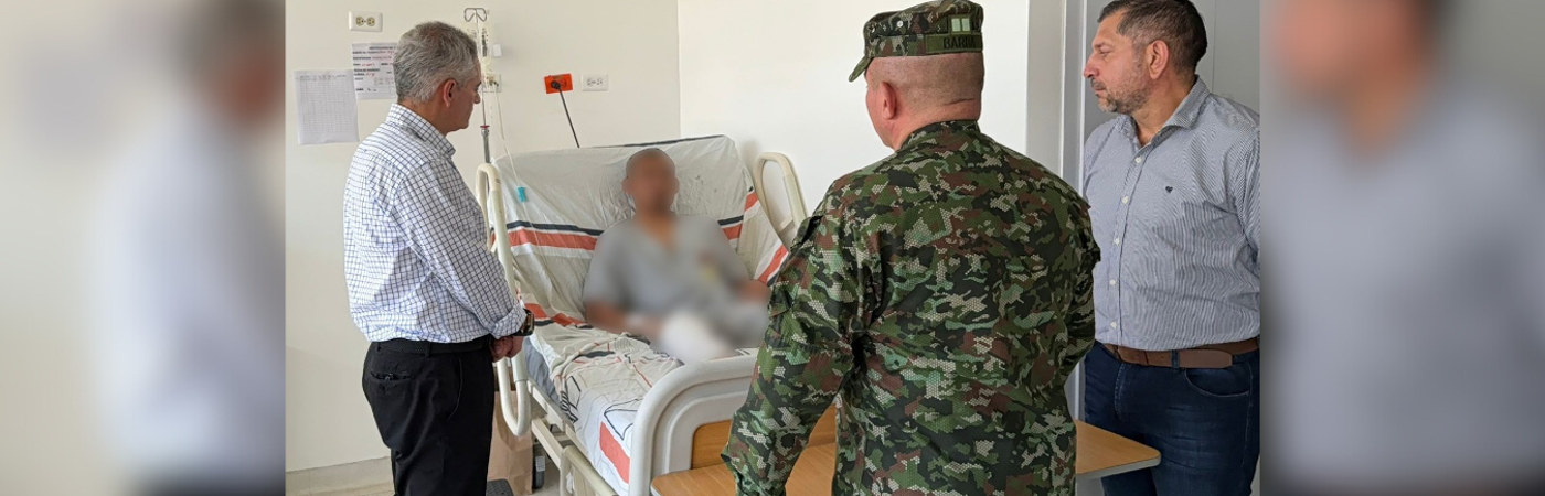 Visita del gobernador de Antioquia, Andés Julián Rendón (Izquierda) a los soldados heridos que se recuperan en la Cuarta Brigada del Ejército Nacional. /FOTO: CORTESÍA GOBERNACIÓN DE ANTIOQUIA