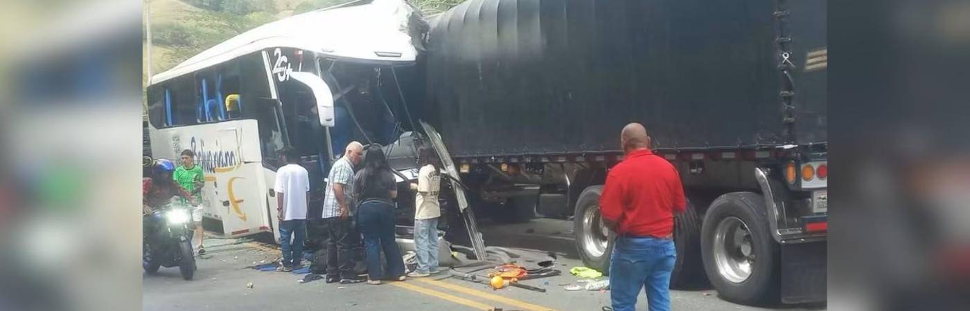 Accidente de bus. FOTO: CORTESÍA DENUNCIAS ANTIOQUIA 
