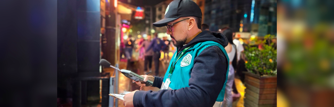 Con sonómetro en mano, que es un instrumento para medir los niveles de ruido, visitaron cada uno de los locales. /FOTO: ALCALDÍA DE RIONEGRO. 