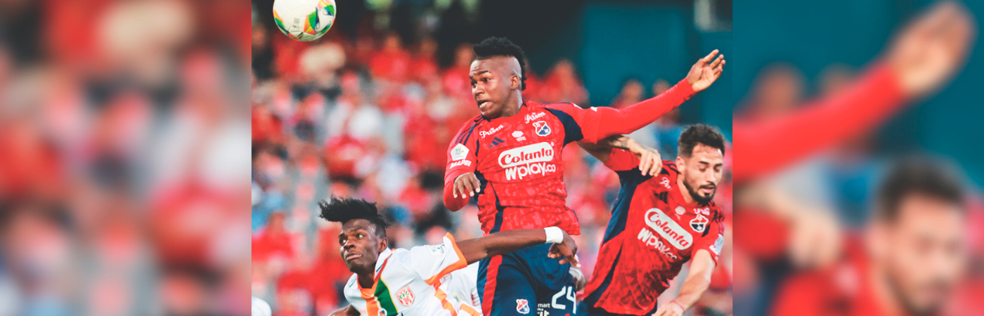 José Ortiz (centro) y Francisco Fydriszewski (der.) fueron los autores de los 3 goles del Medellín. El polaco-argentino se fue de doblete (ambos de penal). /FOTO: MANUEL SALDARRIAGA