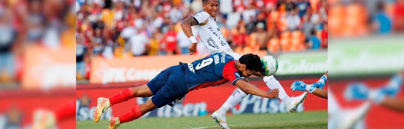 Jeison Medina abrió el camino del triunfo Poderoso ayer ante Llaneros en el Atanasio, donde los hinchas volvieron a apoyar al equipo. FOTO: CAMILO SUÁREZ