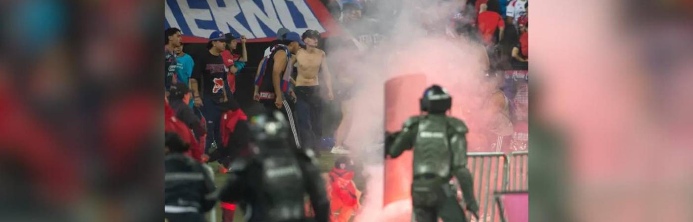 Momento de los disturbios en el Estadio Atanasio Girardot. FOTO: CAMILO SUÁREZ