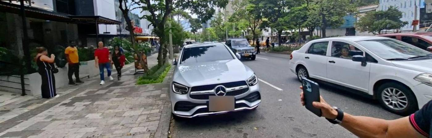 Este es el vehículo que se encontraba mal parqueado en la avenida 33. FOTO: ALCALDÍA DE MEDELLÍN 