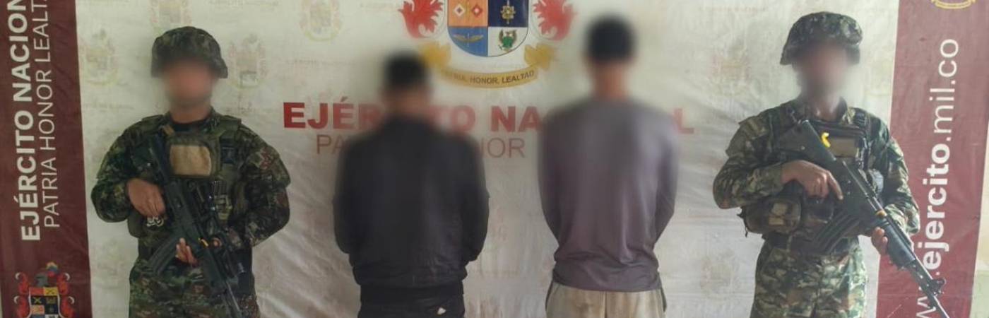 Estos son los dos sujetos que se entregaron voluntariamente ante el Ejército. FOTO: CORTESÍA EJÉRCITO NACIONAL